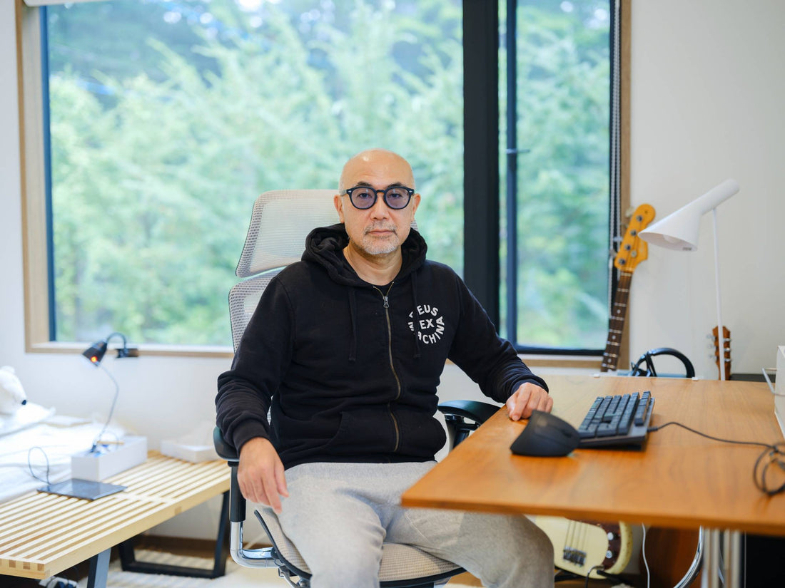 読む、書く、考える。すべてに集中できる、シンプルな家具と緑に囲まれた経営学者・楠木建さんのワークスペース