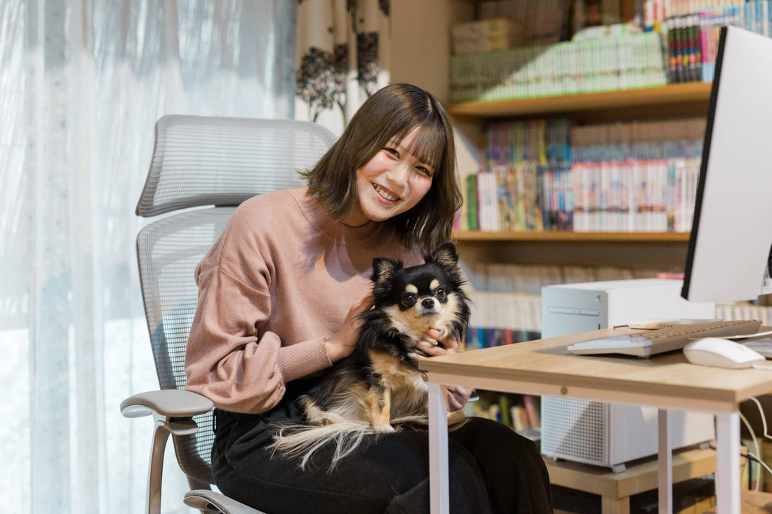 強い女流棋士になるために。将棋に邁進する佐々木海法さんが愛犬とゆったり過ごす、図書室のようなワークスペース