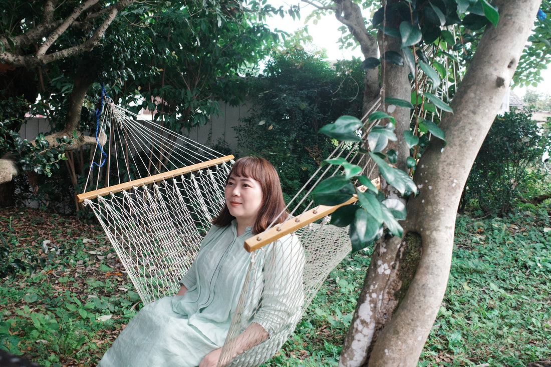 どうせ長い時間を過ごすのだから、納得できる場所に“すわる”。私の椅子探索｜作家・安達茉莉子さん