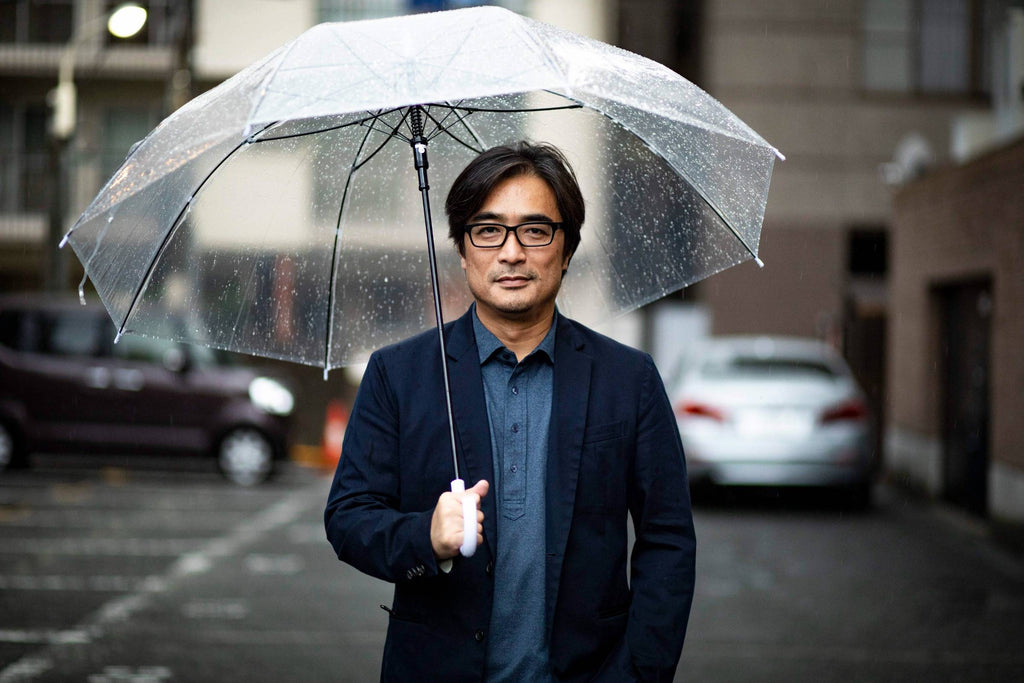 椅子があると、私たちは世界から許される。孤独で自由な「すわる」を、愛犬の隣で考える｜社会学者・岸政彦さん