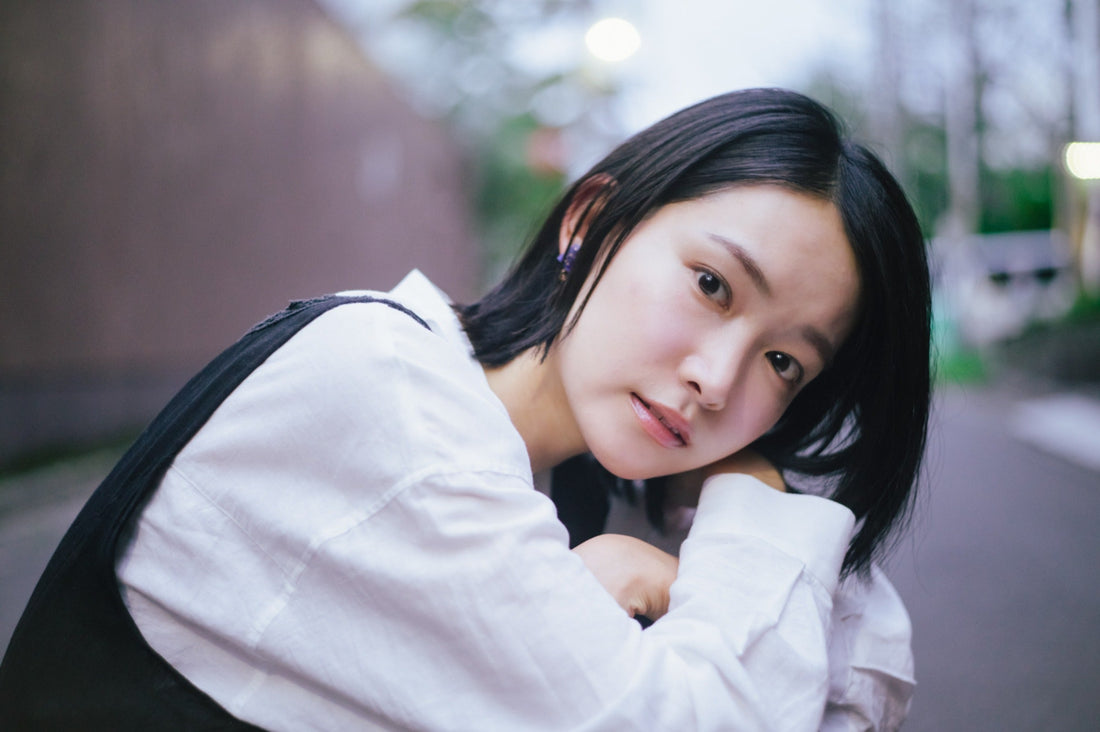 じっとできず、たくさんの場所に心のすわりどころを探して見つけた、いろんな「すわり方」｜文筆家、映像作家、俳優・小川紗良さん