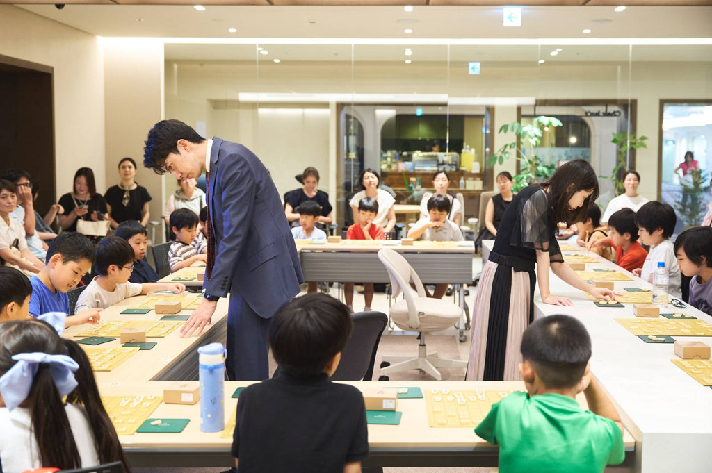 将棋で考える力を身につける。中村太地八段・武富礼衣女流二段と対局する「オカムラ こども将棋ひろば」