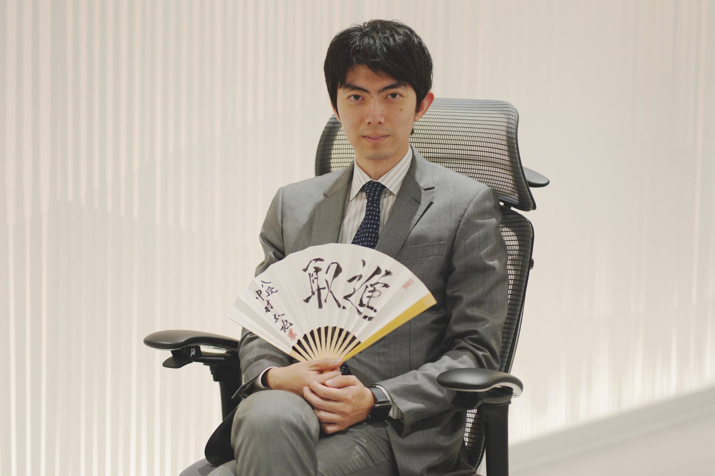 ヨシムラ　furniture　椅子　一脚　B 棋士の「姿勢」を支える理想の一脚は？将棋・中村太地八段が語る、椅子